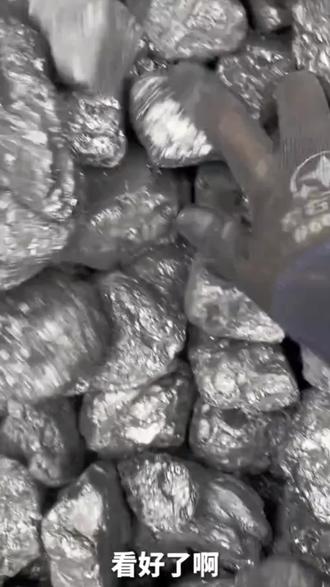 看这火苗子多蹿!无烟煤烧起来就是省心,不用总盯着添煤,热量还特别足#烧煤#邻家炊烟#采暖炉#烧煤炉#取暖煤