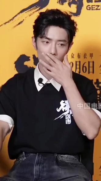 等闲跟爸爸对视一笑,慕了,看着爸爸啥这么帅,看一遍再看一遍,再微微一笑,感动到了,战战很爱等闲,满满的宠溺#得闲谨制肖战 #莫得闲肖战