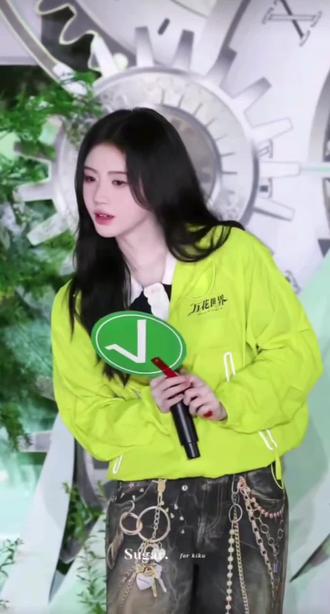 我们是不是很爱彼此呢 小鞠 你总是这样含着泪水安慰大家不要哭#鞠婧祎#万花世界#苏绿夏