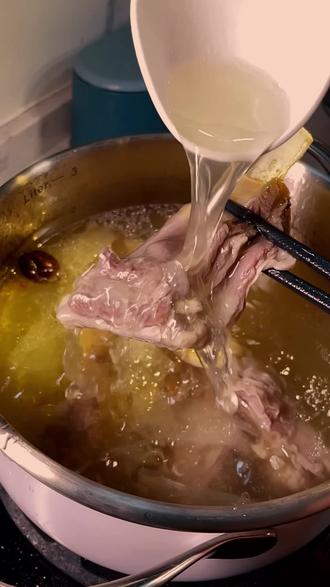 羔羊排和山羊排是不一样的哦,轻松在家做羊排,还有那个韭菜花酱,真的巨香,跟羊排搭配超好吃!一个高压锅,新手也能完美复刻#新疆美食都好香 #创作者中心 #创作灵感 #大骨头这样吃超入味 #羊排做法