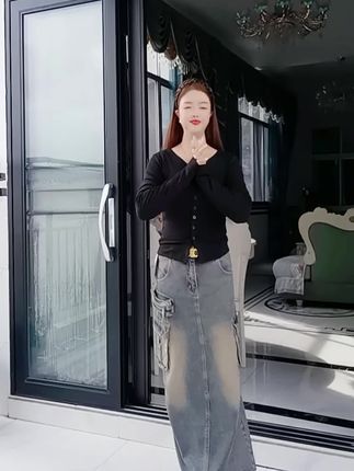 姐妹们,这件蕾丝打底真的太绝了!它是那种很有设计感的小众款,穿上身超级显瘦,而且特别有女人味,它还是这种短款的设计,搭配高腰裤或者裙子都很好看,显得身材比例特别好,平时不管是单穿还是当内搭都很合适,喜欢这种风格的姐妹千万不要错过,赶紧冲!#女装穿搭 #春秋新款 #高端大气 #時尚