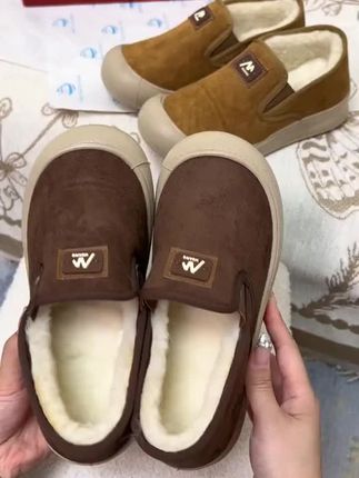 “问渠哪得清如许,为有源头活水来。” 这双一脚蹬休闲鞋,舒适如春日暖阳,简约却不简单,行走间尽显从容。✨👟 #一脚蹬休闲鞋 #舒适之选