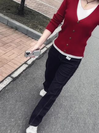 #早秋冷冽又随性的气质穿搭 “无法左右的事情太多了,无能为力的时候也太多了, 生活好像不该这样,却只能这样…”