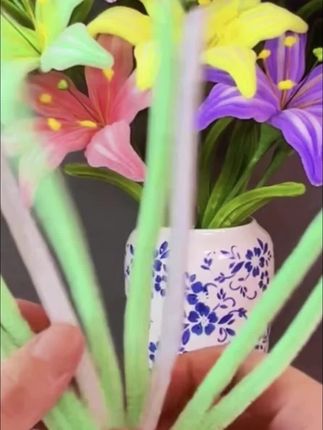 把快乐编织进#百合花扭扭棒 ,分享给每一个朋友!#扭扭棒#扭扭棒手工#治愈系#解压@DOU+小助手