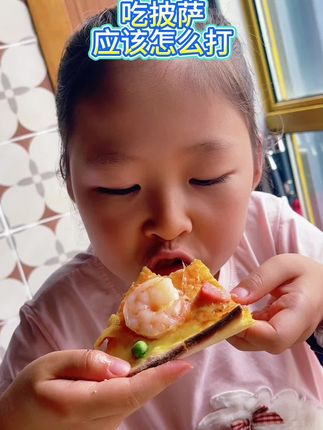 中午吃披萨。看看这饮料里的糖浆太狠了!