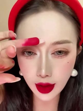 卡梅拉 我永远的神这个5号色真的高级百搭 气场全开中国女人中国红太惊艳了 好喜欢 #卡梅拉唇泥推荐#热门