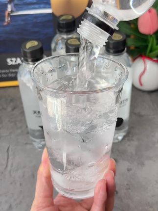 大鱼大肉后就来一瓶这个天然的苏打水清冽回甘,好喝每一口都是大自然的馈赠#天然苏打水 #配9苏打水 应酬#来一口#舒服