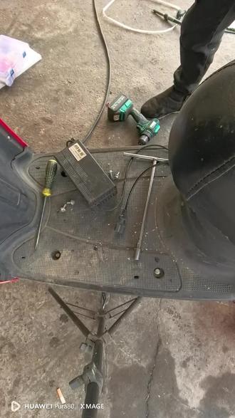 电瓶车充不进电先别着急换充电器,很可能是充电口线路虚接或者破皮了,自己动手就能解决。我把维修的全过程放在视频里了,有同样问题的可以照着排查一下。#电瓶车维修 #摩托车维修 #农村维修工