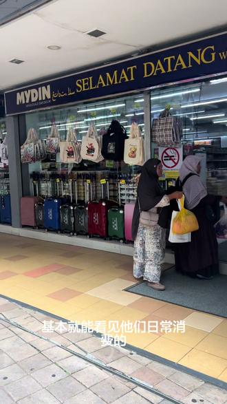 带儿子勇闯印度居民区,然后儿子又和印度小孩玩上了