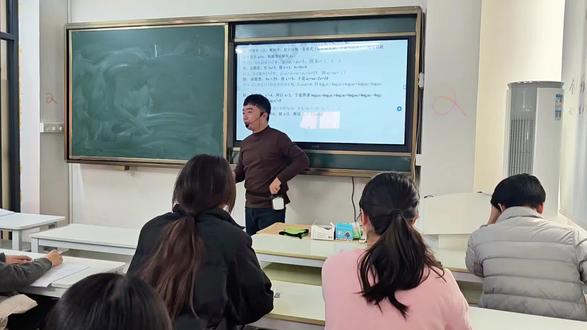 给高二数学基础比较弱的同学们
讲数列的一种类型题
很快就要考试了
发现同学们的学校进度还是慢了点
好几个都说知道知识点
但是不怎么会做题
今天算是给同学们讲了很多题型的解答了
#数列 #惠来高中