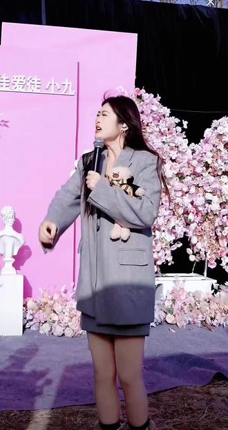 #快来围观 今天的小佳是轻松自在的…#佳佳好粗鲁 #佳佳爱徒小九 直播一周年庆圆满结束#节目效果