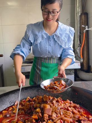 五花肉坨坨炖腊肉皮,软软糯糯真的蛮好吃#抖音美食推荐官#舌尖上的乡愁#妈呀太香了#巴适得很#乡村大锅煮出人间美味