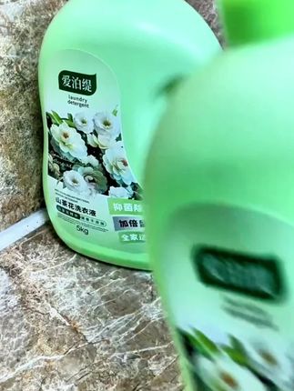 姐妹们快来薅这爱泊缇山茶花洗衣液,这么一大桶足足十斤重,你看它现在才什么价?它还是微胶囊摩擦生香的,洗完的衣服不仅干净还香香软软的,就算夏天出汗多也不怕衣服上有味了,而且它还能除螨抑菌,不含乱七八糟的添加剂,刷到还有库存就赶紧冲!#山茶花洗衣液持久留香 #好物推荐🔥 #好用不贵 #好东西一起分享