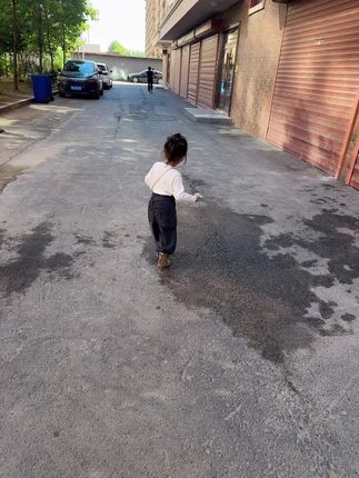 就这裤子我都稀罕完了 这版型多带劲啊 要是有大人的我都留 配个小靴头 哎呀 太洋了吧 谁穿谁好看