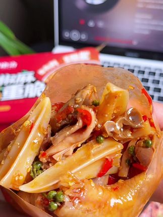 当你半夜嘴馋的时候就知道这个#椒麻五重脆 有多香了#绝味食品 #香辣入味