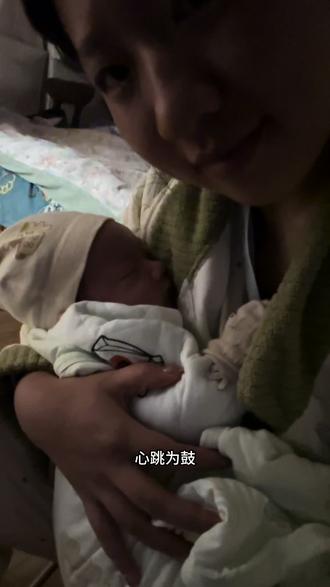 老祖宗的智慧:“我的怀里藏着他未来的安全感跟无尽的爱!还藏着他未来的性格和底气!”多抱抱他又何妨#抱睡