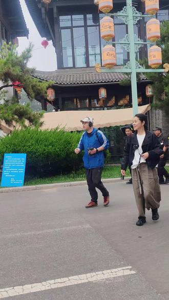 太惊喜啦!倪萍老师来到司徒小镇啦~赏民俗、逛古街,感受晋城本土风情,欢迎大家也来打卡同款美景!#倪萍 #司徒小镇 #青隅民宿 #司徒小镇千年铁魂