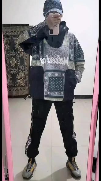 #豆包 #惊不惊喜意不意外 @豆包 @豆包AI智能助手 @豆包p图指令 豆包给我整无语了,我保证不删了你,我只会打洗你!!!我不就是因为第一张照片上手机挡脸了吗,让你帮我把第二张照片上的脑袋安到第一张照片的身体上,结果你把我一米七的身高压缩成霍比特人也就算了,还给我整成了大头钉,九头身九头身不是九颗脑袋那么大的一颗头啊大哥,唉,,,,