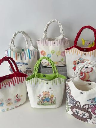 我给大家推荐的这个菜篮子水桶包真的太好看了,它是这种小清新的配色,而且容量很大,很能装东西,平时出门逛街买菜都可以背它!这个包包是那种越看越耐看的类型,而且它的质量特别好,可以用很久。喜欢的朋友赶紧点击下方链接购买吧,这么好看的包,千万别错过了!#百搭包包 #新款包包 #包包推荐 #收纳包 #好物分享