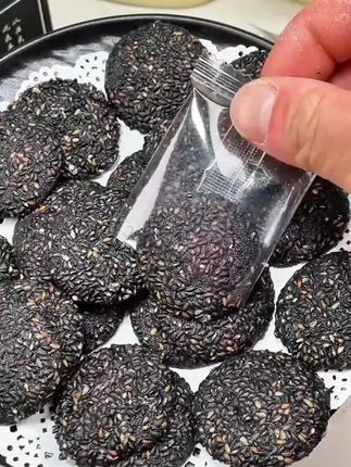 五黑黑芝麻薄脆饼,酥酥脆脆,大人小孩都喜欢,越嚼越香#黑芝麻饼 #薄脆饼干 #五黑黑芝麻薄脆 #口真零食旗舰店#味道好极了你们想吃吗