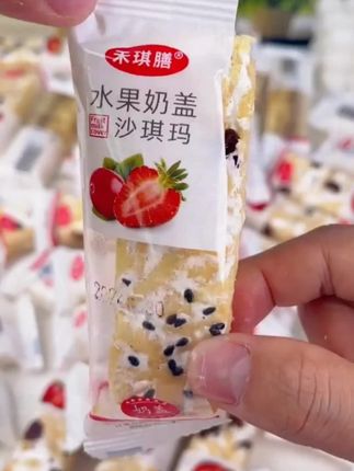 这是一款让人看了就直流口水的沙琪玛,满满的水果奶盖秀色可餐。沙琪玛的奶香与水果奶盖交织在一起,超级好吃😋 整整五十根一箱 #好吃到停不下来 #沙琪玛 #超便宜超划算 #办公室零食 #记录真实生活