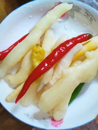 #上热门 宝子们,这种酸辣泡仔姜你们吃过没有,正宗四川土坛子泡的,传统工艺老母水泡制,酸辣爽口开胃下饭,味道巴适的很!#家乡小吃 #小时候味道 #泡仔姜 #四川泡菜