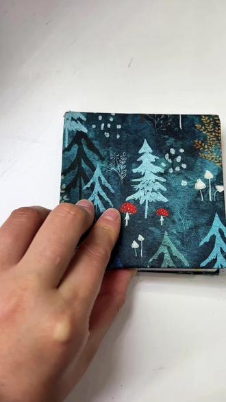 小画|第427集|元宵灯会 总觉得年味不该就这样淡去,明天是元宵节,南京的元宵最热闹的当属夫子庙的灯会了吧!所以我想用画笔把它留住!一笔笔画出灯笼,就像在心里点亮了一盏盏祈愿灯。
原来浪漫不一定非要去远方,也可以是此刻,笔下的万家灯火!还有和最爱的家人一起吃汤圆!
希望这幅画里的红火,能照亮接下来的一整!
#画盏花灯闹元宵 #元宵节 #艺术种草指南 #跟着抖音学画画 #初描丙烯马克笔 @抖音创作者中心 @DOU+上热门 @抖音创作小助手