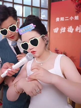 夏天来了,怎么能少了防晒霜呢?这个防晒霜真的太好用了,它是隔离防晒双效合一的,出门只需要涂一层就可以了,非常方便。而且它还是高倍防晒,可以有效防止晒黑,让你的皮肤一直白白的,用了它再也不用担心晒黑了,特别适合经常出门的人用,喜欢的朋友赶紧下单吧!#防晒隔离乳二合一#二小姐同款