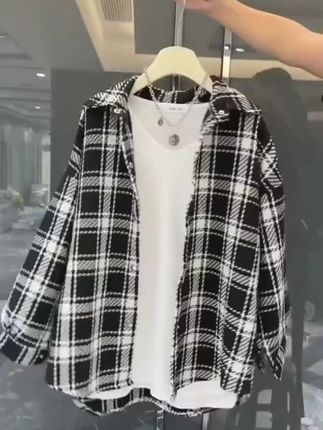 秋天真的少不了这样一件百搭又好看的格子衬衫,它是那种很经典的黑白格子设计,穿上身简约大方还特别显气质。喜欢这种休闲风的百搭款#秋款穿搭 #高品质衣橱 #衬衫穿搭