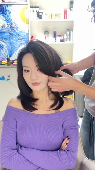 方圆脸 细软塌 | 2026本命锁骨发封神 谁懂啊家人们!方圆脸+细软塌贴头皮,试过N种发型不是显脸大就是撑不过半天,直到遇到这款2026爆火的高层次锁骨发,直接焊在头上不想换了!
长度刚到肩膀下3cm太绝了!少女感拉满还不挑场景——上班族赶时间吹完就能出门,学生党通勤百搭不踩雷,可披可扎适配所有场合~扎起来干净利落有精神,散着温柔随性显气质,甜酷风切换毫无压力!
刘海选对=换头级修饰! 八字刘海闭眼冲不挑脸型,方圆脸能精准遮颧骨、柔化下颌线,长脸秒缩比例get流畅小脸,减龄效果直接翻倍,素颜都扛打!
重点是免打理啊姐妹们!搭配气垫烫打破细软塌魔咒,日常洗完头吹干就成型,根根蓬松不贴头皮,店里的精致造型在家5分钟就能复刻,手残党也能轻松拿捏~
细软塌+方圆脸的姐妹直接冲!这发型真的能让你从“显老土气”变身“氛围感美女”,发朋友圈被问爆发型 出门还被陌生人追问发型师
#今日发型设计 #减龄锁骨发#免打理发型 #免打理发型 #八字刘海