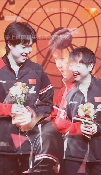 202次心率!绑带渗血!莎头伤退撕开WTT遮羞布:榨干式赛程下,顶尖选手命比积分贱?
当孙颖莎的绑带在混双决赛场上渗出血迹,当王楚钦坦言“背部根本动不了”,香港WTT总决赛的退赛名单,早已不是单纯的遗憾——而是顶尖运动员被赛程绑架、健康被商业利益献祭的血色控诉!48小时连打7场硬仗,王楚钦曾心率狂飙至202次/分钟、血乳酸值突破11.8,队医警告“再打可能晕倒”,他却为积分只能硬扛;孙颖莎带着急性扭伤的脚踝,一日三赛连轴转,女单与混双决赛仅隔80分钟,医疗暂停时捆紧的绑带压不住剧痛,移动受限仍咬着牙说“混双外战想扛住”,最终却在决赛中被对手针对性攻击伤处,0-3饮恨 。这哪里是竞技赛场,分明是拿身体赌积分的“血汗工厂”!
而这一切的始作俑者,是WTT看似合理的“霸权规则”:排名靠前选手全年仅两次豁免机会,用完就得被迫连轴转,哪怕伤病缠身也难逃“强制参赛”枷锁。朱雨玲早已含泪炮轰“从四月就没资格说不”,如今莎头用身体崩溃印证:所谓“以球员为本”的改革,不过是给130万美元奖金池贴的遮羞布——混双冠军1.4万美元奖金,不及单打16强,却要付出双倍伤病风险,68%的兼项选手逃不过肩背下肢损伤!更讽刺的是,2026赛程已公布,4站大满贯+6站冠军赛的密集排布,仍在把运动员往极限推。退赛要罚5000美元,硬撑可能断送生涯,顶尖选手的两难,不过是商业齿轮下的牺牲品。当孙颖莎一瘸一拐离开赛场,当王楚钦说“热爱已到极限”,我们该问:WTT究竟要榨干多少运动员的身体,才能填满商业版图?竞技体育的底色是热爱,不是透支。别等更多天才因伤病陨落,才想起“健康”从不是备选答案——是时候让赛程为运动员让路,而不是让运动员为赛程陪葬!#竞技体育 #不负热爱 #孙颖莎王楚钦