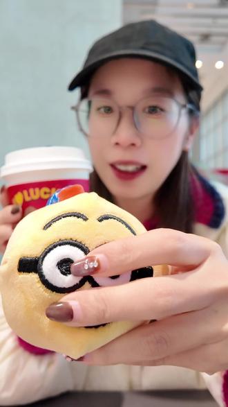 捏一下发出来“哈哈哈哈哈”简直太魔性了 #瑞幸联名小黄人
#小黄人的巴拿拿
#巴拿拿拿铁
#香蕉丝绒撞奶
#本周的快乐是小黄人给的