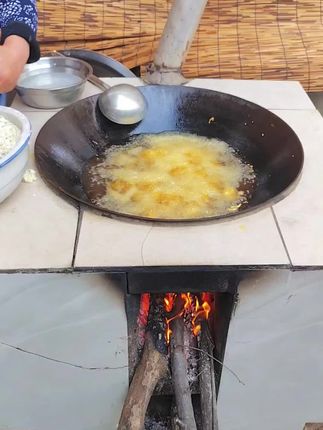 小时候过年,家家户户都会炸年货,麻叶子,炸鸡,炸鱼,还有这个萝卜丸子,可以说家家户户都会做一些。你有多久。没吃过这个萝卜丸子了?#央视三农 #助力家乡农产品 #萝卜丸子