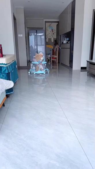 #上热门话题 萌娃听到呼唤,坐着车车就跑过来了,步伐越来越快了#学步车婴幼儿学走路#宝宝几个月可以坐学步车#0-1岁婴儿学步车