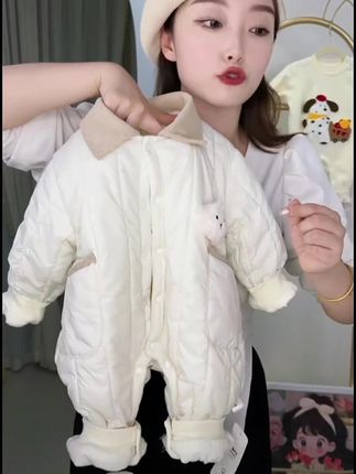 #我要上热门 这这款学院风的连体小棉服我真的是一眼就相中了,一整个是a类a标的一等品,三防的面料非常的好打理,同时防水防污又防油的,全方位开扣的款式,穿脱换尿不湿更加的方便,内里整个都是这种很优质的bb绒,绒感细腻又很丝滑,久穿久洗,不掉绒不掉絮。#萌娃穿搭 #高品质童装 #婴幼儿服饰 #宝宝衣服