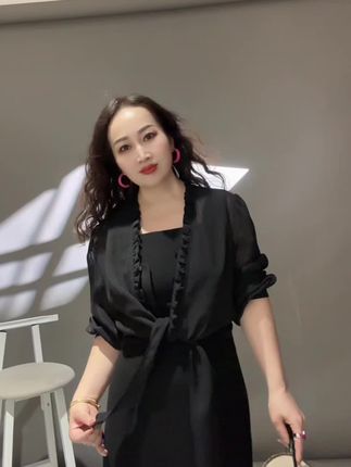 黑纱防晒衫+魔发小黑裙 ,松弛又时髦💃 微透材质自带氛围,日常出街、聚会都能拿捏松弛感~#允硕穿搭 ##通勤日常#显高显瘦 #品质女装