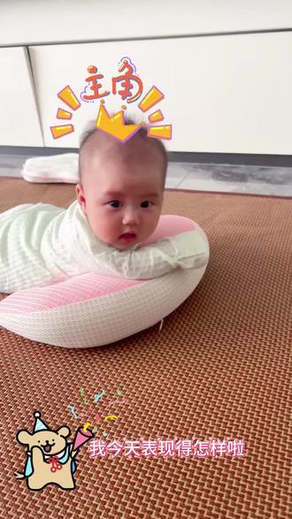 你们宝宝几天会抬头?人类幼崽抬头也太萌了吧💓 谁懂呀,宝宝才2个月初就能左右抬头,这样算不算成长快呢?#治愈系萌娃#宝宝成长日常记录 #宝宝抬头训练 #可爱到犯规 #老母亲的骄傲