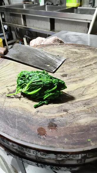 应季才好吃,荠菜配鸡蛋,营养又清淡,全家都爱吃。