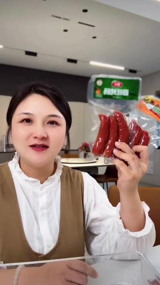烟台特产喜旺脆皮烤肠 果木熏烤,皮脆肉嫩,特别好吃#脆皮烤肠 #肉肠 #山东美食 #小玉一家人 #G频道梅梅小玉一家人