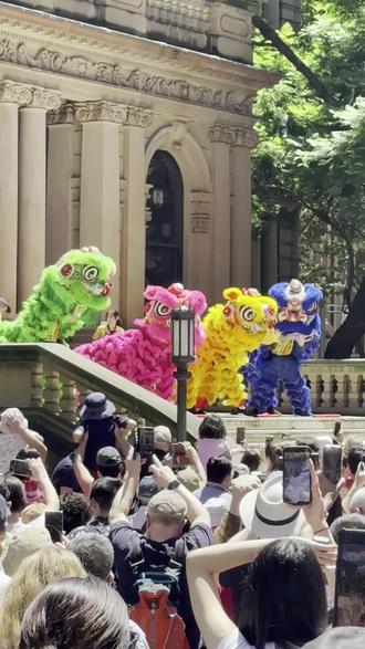 大年初一,悉尼市政府门口的舞狮!好不热闹!