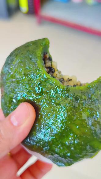 春天的第一口艾糍,从小就喜欢吃!#亲自动手自己做美食 #亲手自制美食 #艾草青团 #艾草糍粑的做法