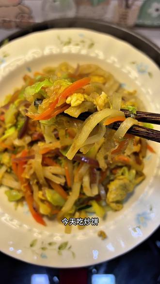 快速又美味的素炒饼,用来做宵夜再合适不过👍#炒饼 #素炒饼 #家常美食 #抖音美食推荐官 #抖音美食创作人
