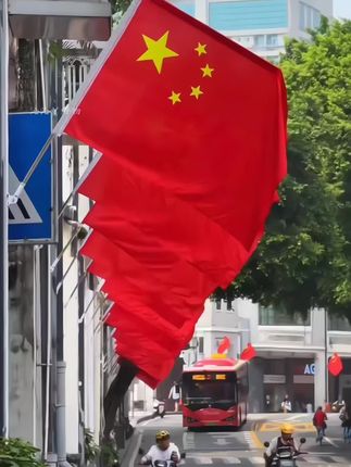 斜插式国旗五星红旗户外街道门口墙壁国庆节装饰布置中国国旗带杆#斜插式五星红旗#带杆国旗#五星红旗迎风飘#国庆#祝祖国繁荣昌盛@DOU+小助手