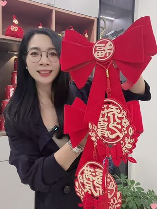 搬新家,住新房的姐妹们,记得准备几个这样的乔迁窗帘绑带,寓意着新家幸福美满,生活红火,事业有成。把它绑在窗帘上,不仅美观大方,还特别的喜庆,看着就让人心情好,这么漂亮的乔迁窗帘绑带,价格也很实惠,喜欢的朋友千万别错过了,赶紧点击下方链接抢购吧!#好物推荐🔥 #福到我家 #红色喜庆 #送福气 #喜庆用品 @巨量千川