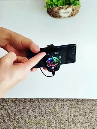 半导体手机冷却器,配备水冷风扇与数字显示屏,大面积高效制冷,插电即用,降温效果显著的神器。#手机散热器#手机降温#手机散热器降温神器#原创视频