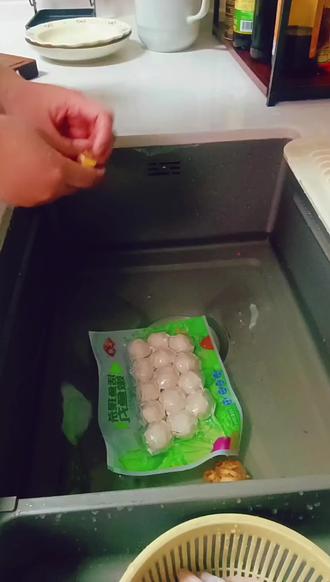 #又到了村里吃年猪的时候 #美食 #vlog日常 #原创视频 #记录真实生活 今天安排鱼丸蛋花汤,先掉眉毛,清炒莲藕,脆到跺脚,红烧鸡翅尖,微辣开胃,终于不用追着小朋友吃饭啦,小朋友自己就能端着碗吃两大碗,有没有宝妈跟我一样的小孩?光盘比自己吃大餐还开心