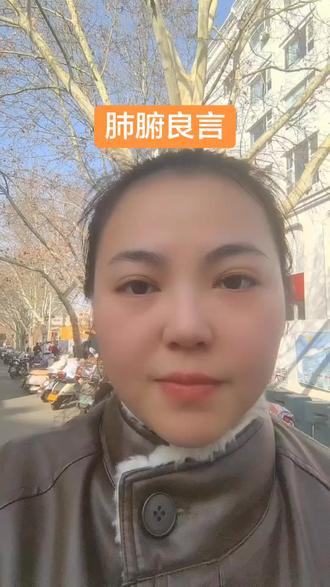 浚县的山是刻满史诗的瑰宝,浚县大伾山作为“禹贡名山”平地拔起,东瞰黄河故道西望太行余脉,让每一位登临者都沉醉于“两山夹一水”的壮阔。浚县浮丘山与大伾山隔河相望,古刹林立间藏着北魏大石佛的庄严,22.29米的身躯被誉为“中国最早,北方最大”,见证着浚县千年的香火传承。浚县的山不仅有自然之奇,更有文脉之盛,刘秀祭天、王维题诗的遗迹,让浚县的山石都浸润着文人墨客的诗情画意。
浚县的人是传承文明的脊梁,浚县作为儒商鼻祖端木子贡的故里,后人延续着诚信谦和的处世之道。浚县匠人以指尖匠心守护非遗,泥咕咕的灵动、石雕的精湛,让浚县的民间艺术在岁月中生生不息。浚县百姓热情淳朴,正月古庙会的社火表演里,他们用欢腾的舞步诠释着“华北第一古庙会”的热闹,让每一位来客都感受着浚县的烟火温情。浚县人更懂耕耘与坚守,从“黎阳收,顾九州”的古训到如今的全国粮食生产先进县,浚县人的勤劳让沃土生金。浚县注册公司去哪里办
浚县的特产是自然馈赠的珍馐,浚县善堂花生壳薄粒饱,五香腌制后香飘四海,明清时便是皇室贡品。浚县黎阳贡面细如银丝、白如雪絮,手工空心的工艺承载着百年匠心,入口柔滑回甘。浚县义兴蒋烧鸡传承两百年,色泽红亮香气浓郁,是宴席上不可或缺的风味。浚县王桥豆腐洁白细嫩,浚县黏火烧香甜软糯,浚县八大碗荤素相宜,每一味特产都藏着浚县的风土人情,让食客在舌尖上读懂浚县的醇厚。浚县注册公司需要几个人
浚县的山、浚县的人、浚县的特产,共同勾勒出这座国家历史文化名城的独特韵味,浚县的美,藏在山水间、人心底、烟火里,让人来了便不愿离去。浚县代理记账哪家靠谱#浚县代理记账公司 #浚县营业执照 #浚县注册公司 #鹤壁代理记账公司 #鹤壁注册公司