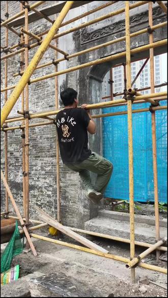 工地上一边健身一边画画一定很爽吧#古建彩绘 #彩绘 #仿古建筑 #墙绘 #做个猛男