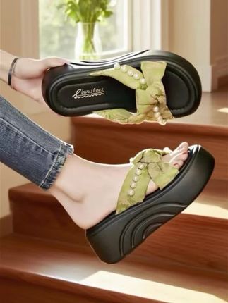 # 👡夏日必备!网红拖鞋太绝啦 ,宝子们,最近挖到一款超赞的凉拖!抖音同款,2025新款哦。厚底增高超显瘦,小码也不怕,搭裙子超洋气。松糕底走路带风,外穿妥妥时尚担当。上脚舒适,颜值与实力并存,爱了爱了!宝子们有没有同款快乐拖鞋?快来分享呀~ #网红拖鞋 #夏日穿搭 #厚底增高 #小码福利 #时尚凉拖