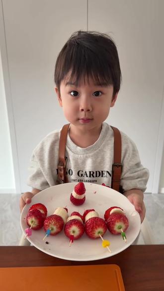 三岁小孩哥不上幼儿园在家做甜品 #圣诞甜品上分大赛 #雪人糖葫芦 #亲子互动 #在家带娃季